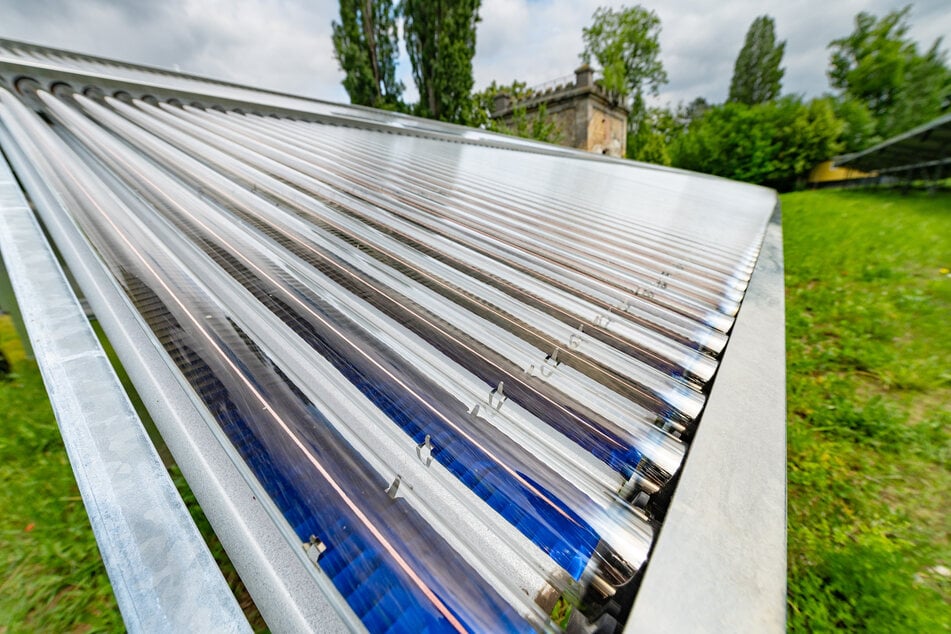 Durch Sonnenenergie werden die einzelnen Solarkollektoren und die mit Wasser gefüllten Kupferrohre in dieser Anlage auf 95 Grad erhitzt.