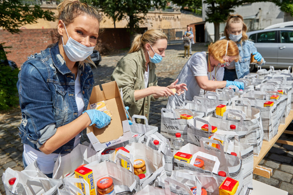 Yasmina Filali (v. l. n. r.) packt zusammen mit den freiwilligen Helferinnen Jeannine Postel, Tina Schenderlein und Sam Kennedy Essenstüten für Obdachlose.