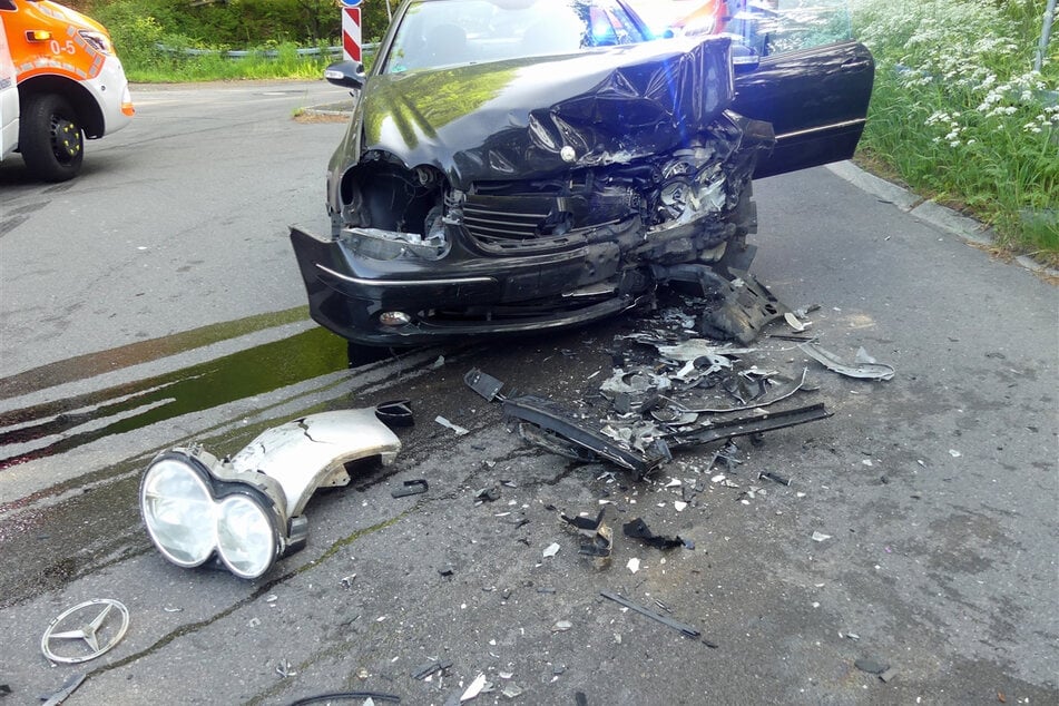 51-jähriger Mercedes-Fahrer nickt in Kurve ein und kracht frontal in einen Opel