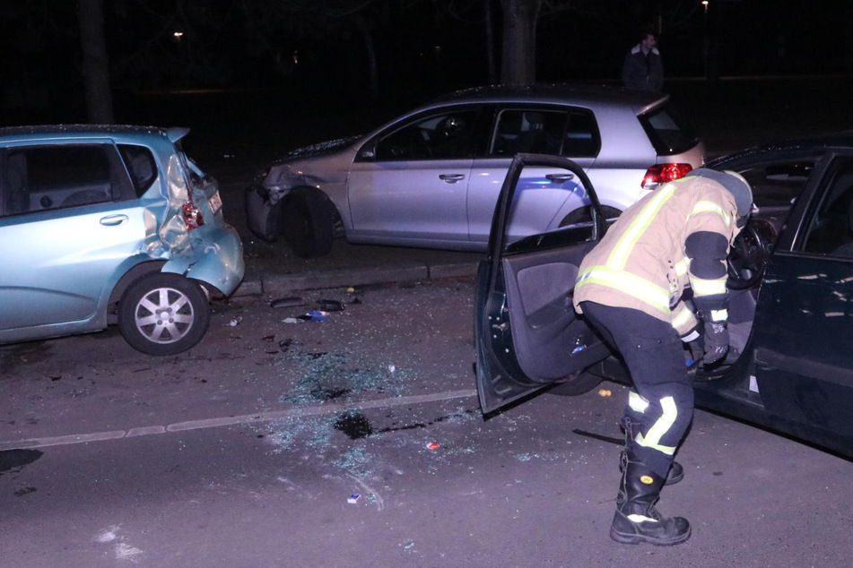 Mindestens drei parkende Autos wurden bei dem Unfall stark beschädigt.