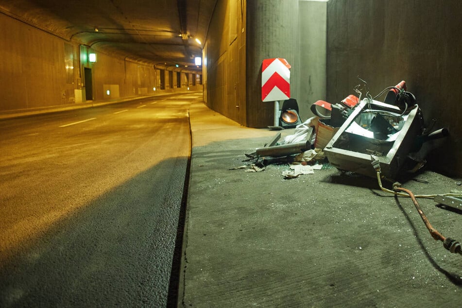 Bei dem Crash im Tiergartentunnel ist wichtige Technik beschädigt worden.