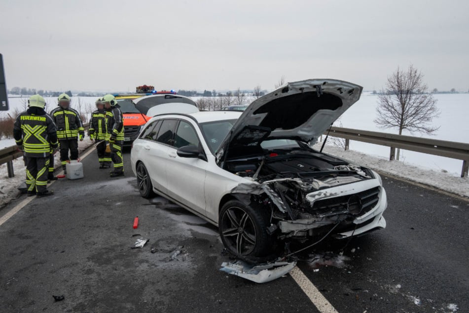 Der Mercedes musste abgeschleppt werden.