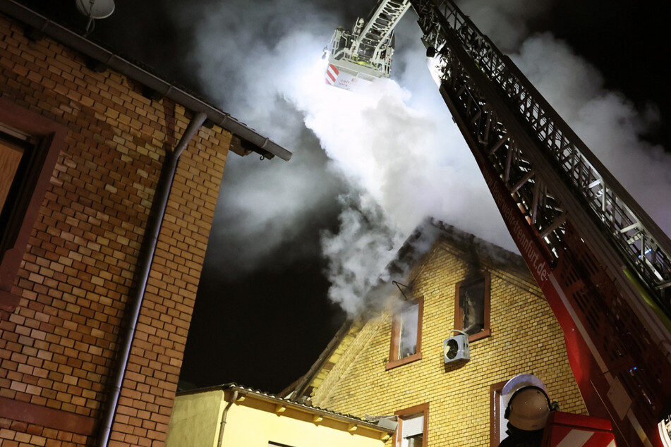 Flammen schlagen aus dem Dach: Feuerwehr entdeckt Männerleiche in brennendem Wohnhaus