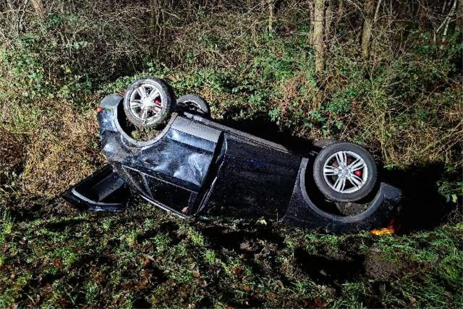Auf der K45 in Beverstedt (Landkreis Cuxhaven) hat sich am Donnerstagmorgen ein 20-Jähriger mit seinem Wagen überschlagen. Er und sein Beifahrer hatten Glück.