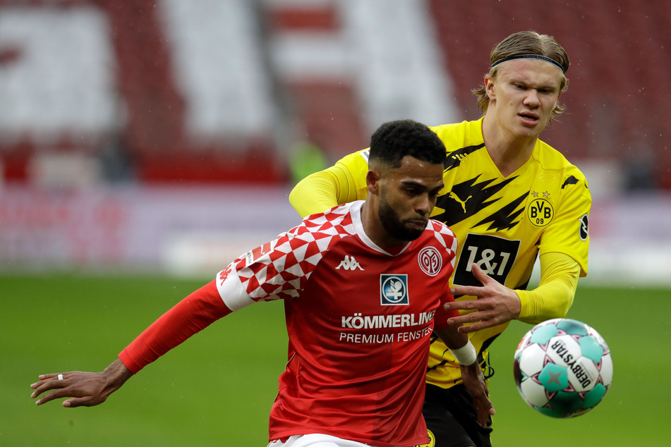 Im Mai noch gegeneinander und bald schon in einem Team? Mainz-Verteidiger Jeremiah St. Juste (24, l.) und BVB-Stürmer Erling Haaland (21, r.).