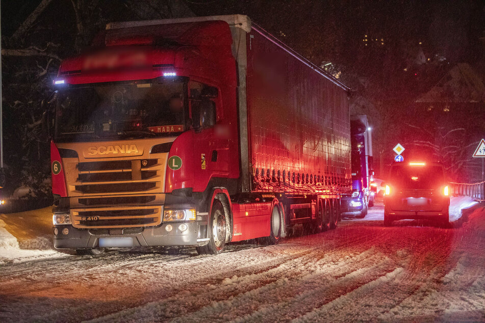 In Geyer (Erzgebirge) standen mehrere Laster in einer Reihe. Sie kamen wegen des Schneesturms nicht mehr voran und blockierten den Verkehr.