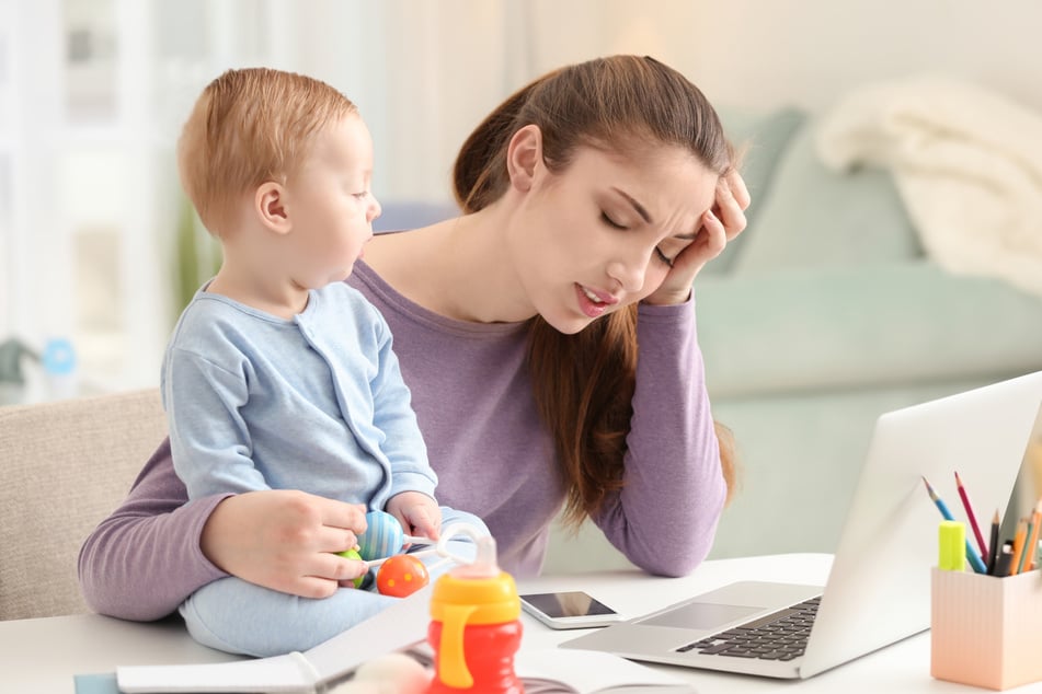 Frauen sind deutlicher häufiger gestresst als Männer. Sie kümmern sich oft um den Nachwuchs, jobben und kümmern sich um den Haushalt - manchmal auch um pflegebedürftige Angehörige.