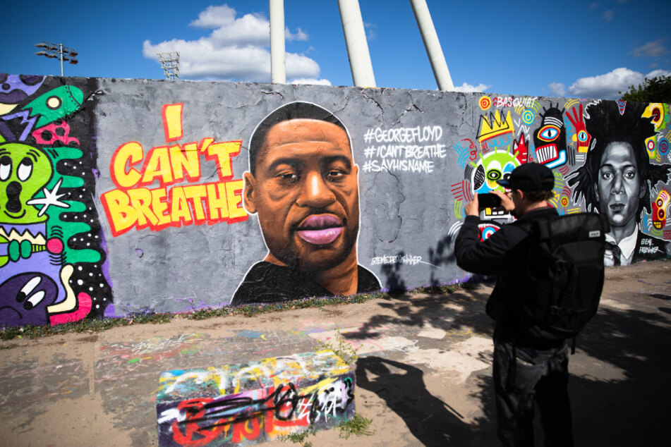 Berlin: Ein Mann fotografiert ein Graffiti des Künstlers "EME Freethinker" im Mauerpark, welches George Floyd zeigt