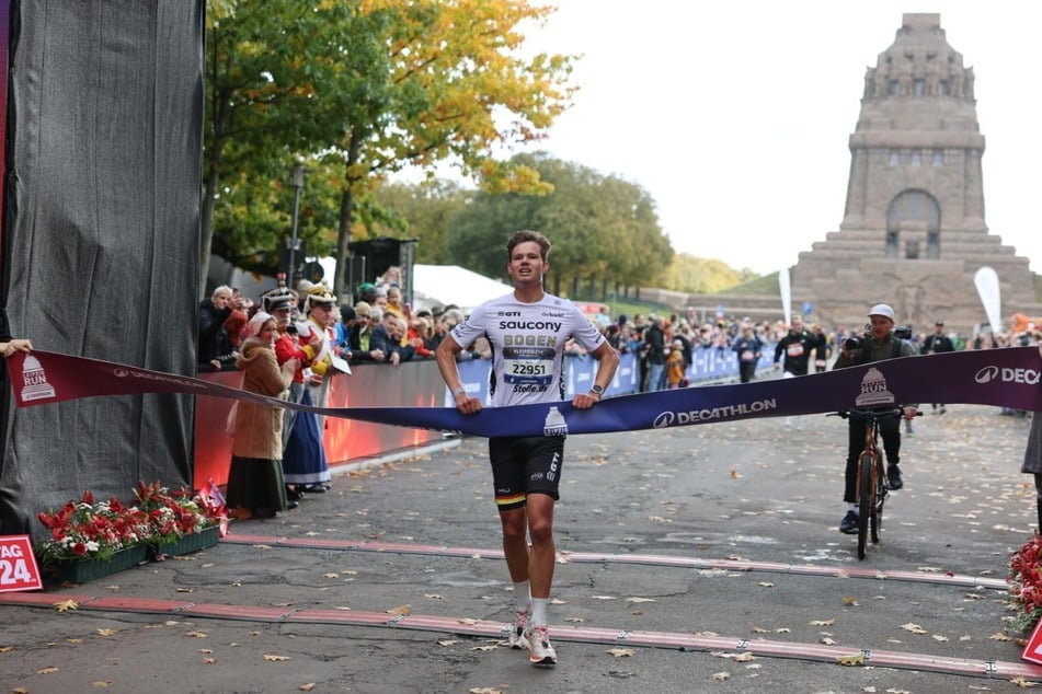 Als erster Mann beendete Rico Bogen (24) den Halbmarathon in einer Zeit von 1:10:53.