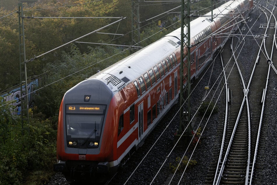 Bäume fallen auf Oberleitungen: Sturm legt Bahnverkehr in NRW lahm