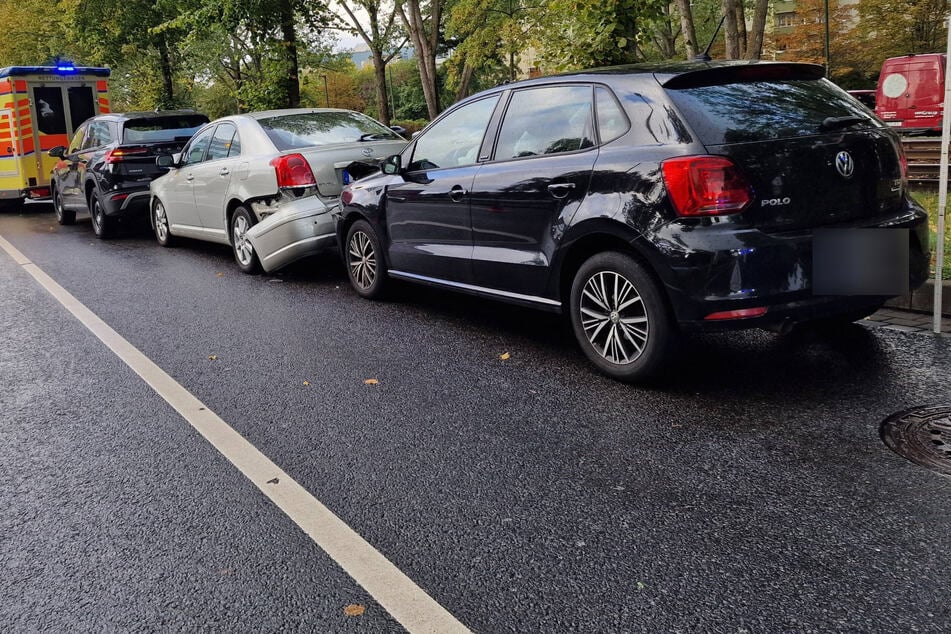 Polo schiebt Toyota auf Skoda: Eine Verletzte bei Unfall in Leipzig