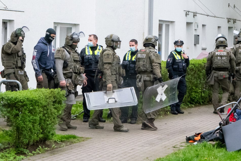 Die Einsatzkräfte umstellten das Gebäude.