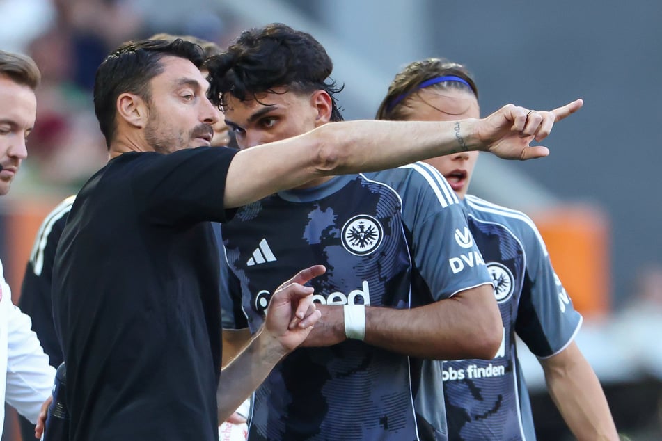 Der Spanier teilte dabei unter anderem kräftig gegen seine ehemaligen Spieler bei der SGE aus.