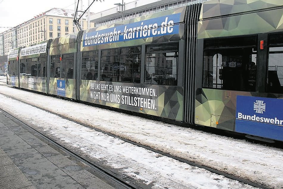 Diese Straßenbahn in Tarnfarbe der Bundeswehr fuhr 2016 durch Dresden.