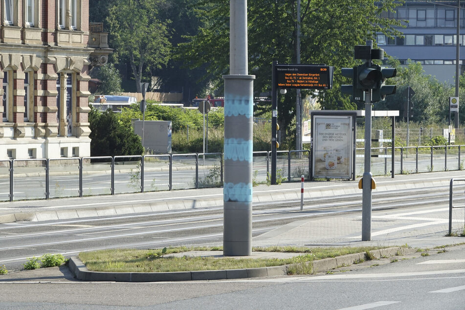 Der Blitzer an der Zwickauer Straße/ Kreuzung Barbarossa-/Goethestraße wurde mit türkiser Farbe besprüht.