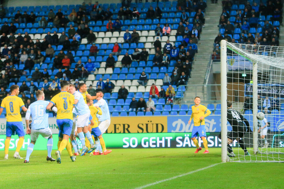 Kilian Pagliuca trifft zum 1:2 aus Chemnitzer Sicht. Die Himmelblauen hofften kurzzeitig, doch Lok Leipzig holte sich am Ende den Sieg.