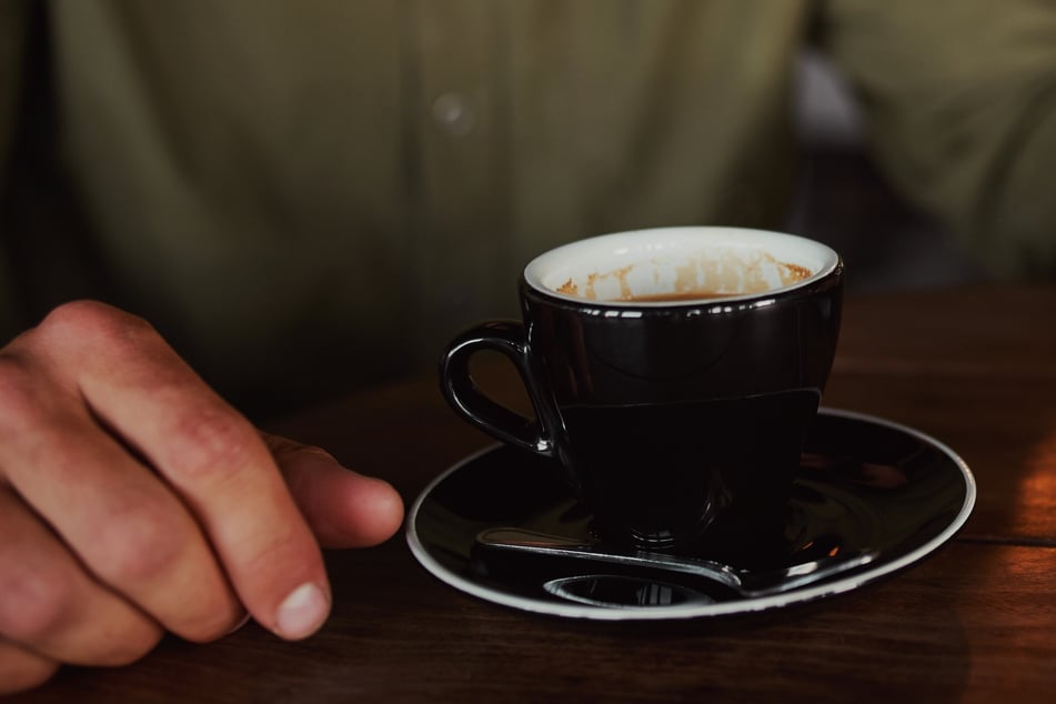 Mann will Kaffee trinken: Als er Gespräch am Nachbartisch bemerkt, wird er stinksauer