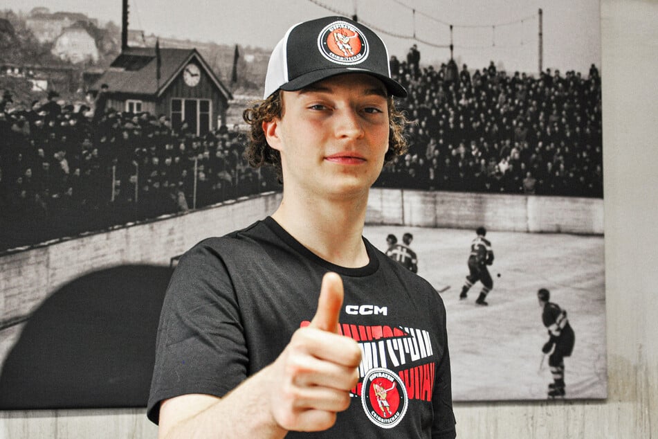 Daumen hoch: Leon Neiger (21) spielt künftig für die Eispiraten.