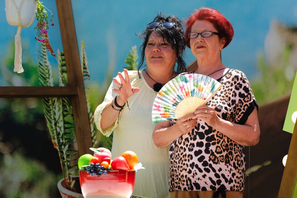 Oma und Mama beobachten ganz genau, ob der Auserwählte zu ihrer Jenny wirklich passt.