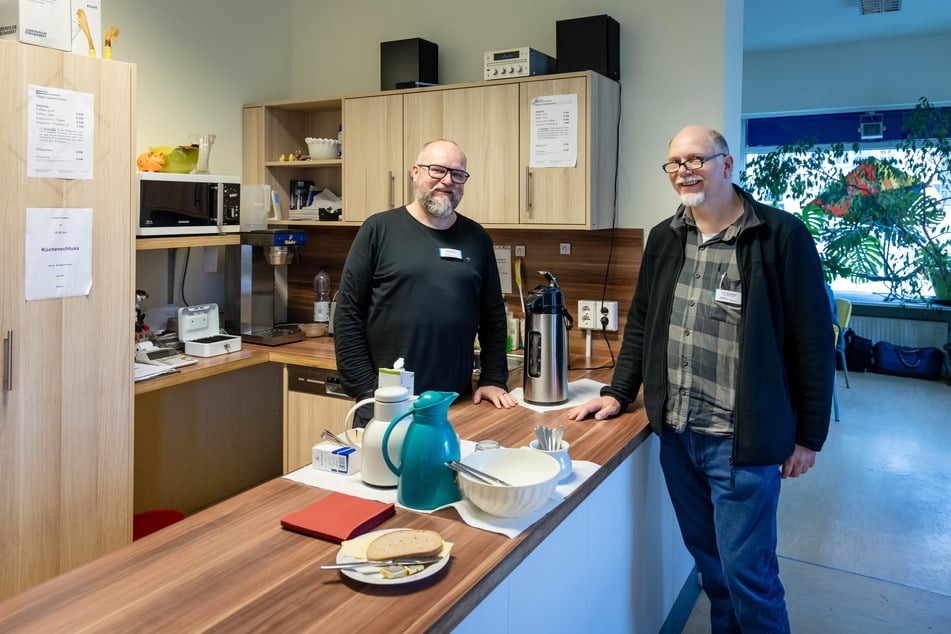 Alfred Mucha (57, l.) und Sven Buchwald (52) kümmern sich im Tagestreff der Stadtmission um Wohnungslose.