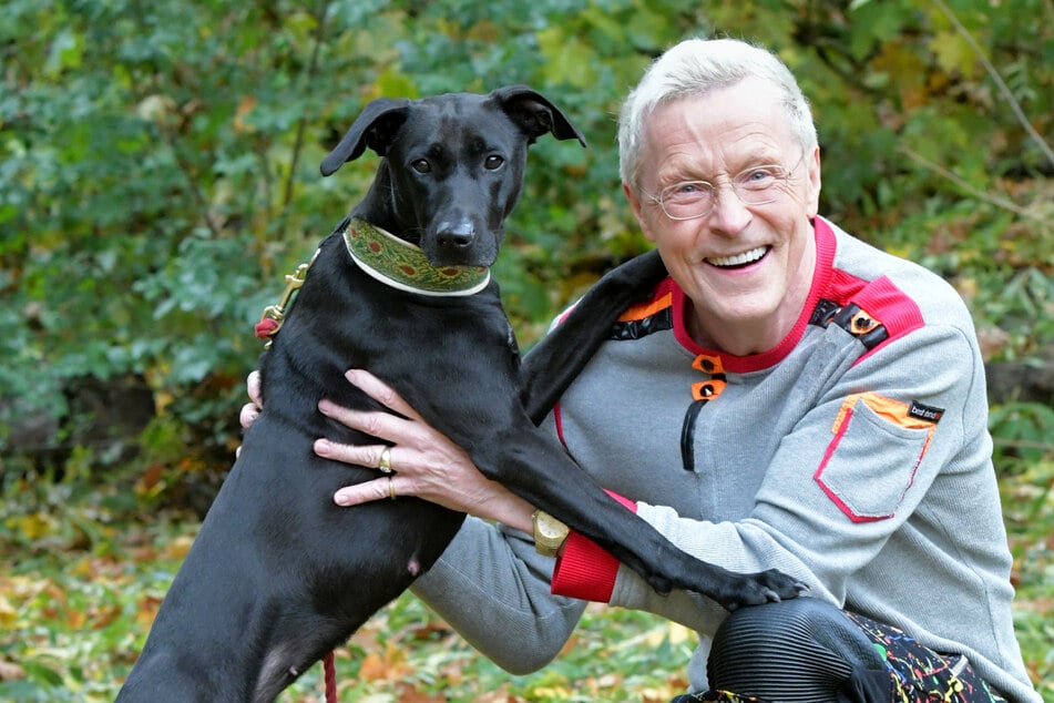Wolle Förster (70) mit seiner Tierheim-Hündin Leila.