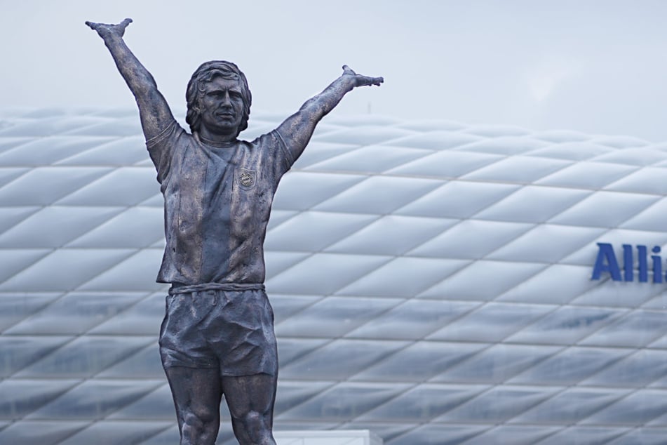 Die Statue von Gerd Müller, dem "Bomber der Nation", wird vermutlich Ende 2025 eine Beckenbauer-Bronze als Verstärkung bekommen.