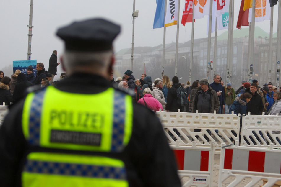 Ein Polizist steht am Rande der Demonstration am Jungfernstieg.