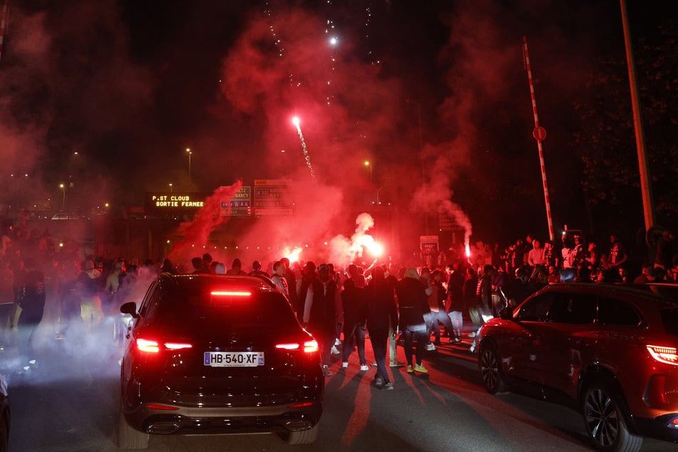 Nach dem Finaleinzug von PSG kam es auf den Straßen von Paris zu heftigen Szenen. Ein Auto fuhr sogar in die Feiermenge.