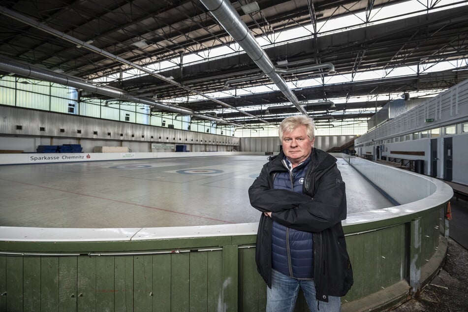 Falko Kirsten (58), Vizepräsident des Sächsischen Eissportverbandes, braucht die Trainingshalle in Chemnitz für die Meisterschaften im Eiskunstlauf.