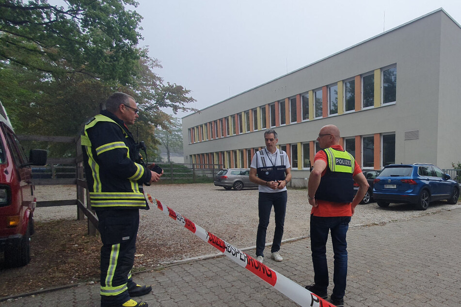 Polizisten hatten die Schule in Erlangen evakuiert und suchen nach der gemeldeten Bombe im Gebäude.