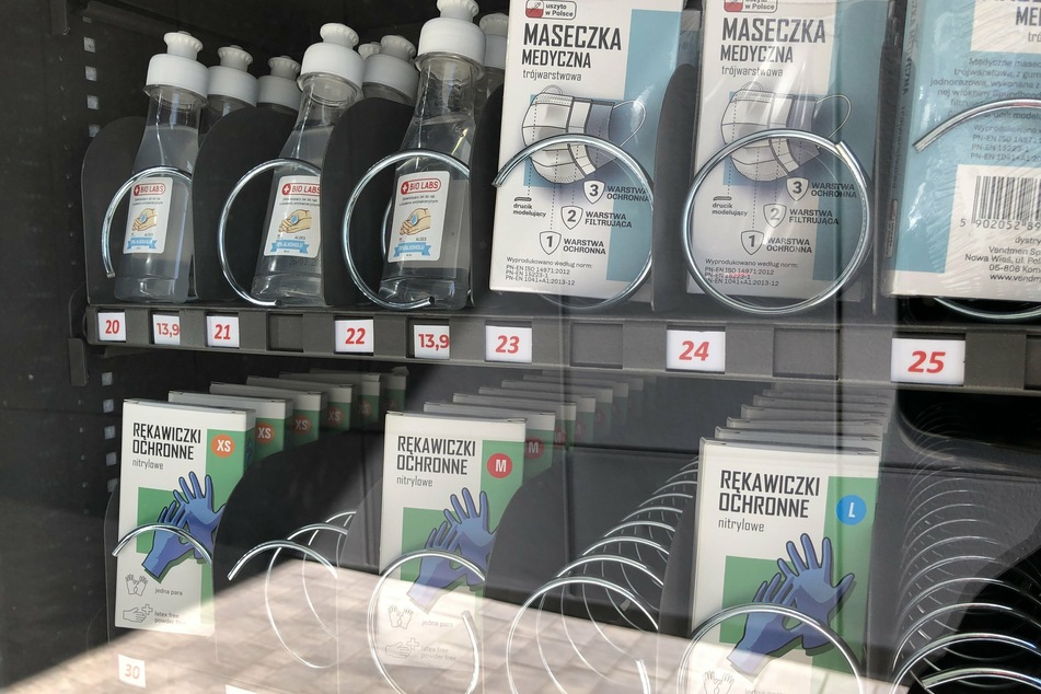 An einem Automaten werden Schutzmasken, Einweg-Handschuhe und Desinfektionsmittel zum Schutz vor einer Ansteckung mit dem Coronavirus zum Verkauf angeboten.