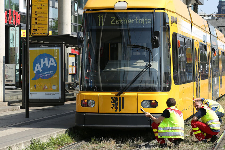 Die Straßenbahn 11 war in Richtung Zschertnitz unterwegs, als es zu dem Unfall mit der 58-jährigen Fußgängerin kam.