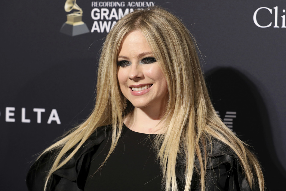 Avril Lavigne (36) hat auf TikTok ihr erstes Video veröffentlicht und sich dazu prominente Unterstützung geholt.