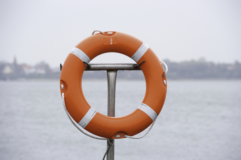 Da der Mann kein guter Schwimmer war, sicherte er sich mit einem Rettungsring. (Symbolbild)