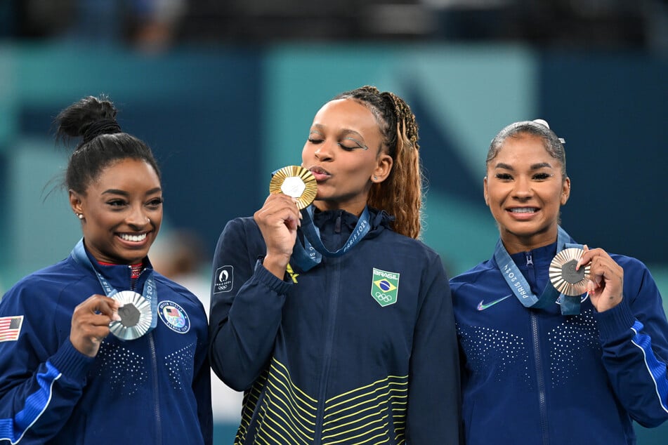 Jordan Chiles (23, r.) feierte bei der Siegerehrung ihre Bronzemedaille im Bodenturnen. Diese muss sie jetzt allerdings wieder abgeben.