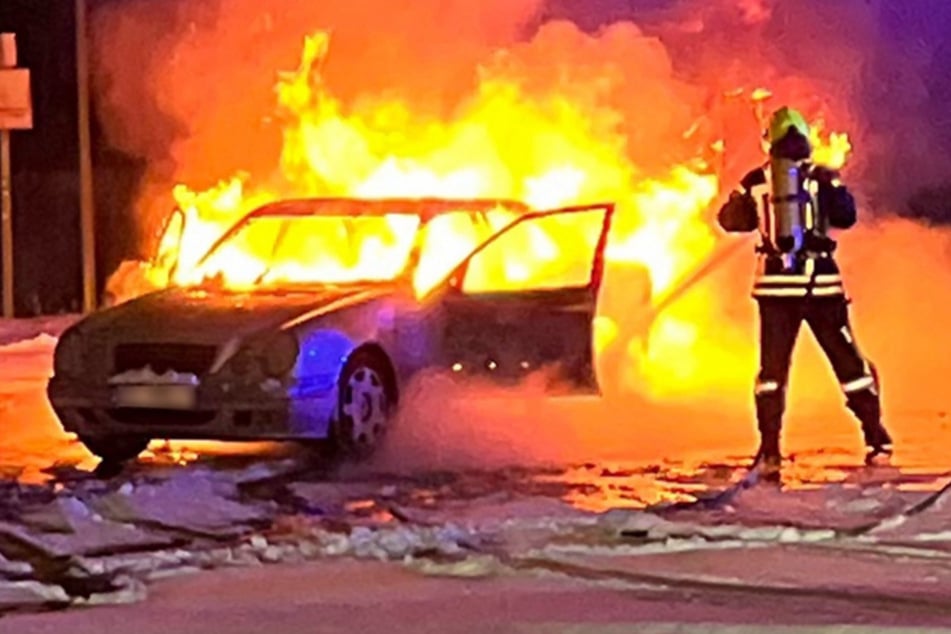 In Oberhausen brannte ein Mercedes komplett ab.