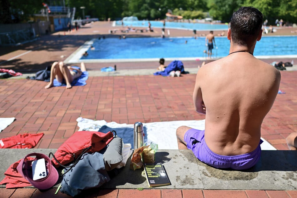 Im Prinzenbad in Kreuzberg können Badegäste noch bis Ende des Monats die Sonne genießen.