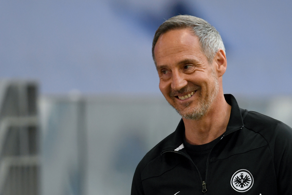 Ob Eintracht-Frankfurt-Coach Adi Hütter (51) nach der Partie beim FC Schalke 04 am Samstag auch noch zum Lachen zumute sein wird?