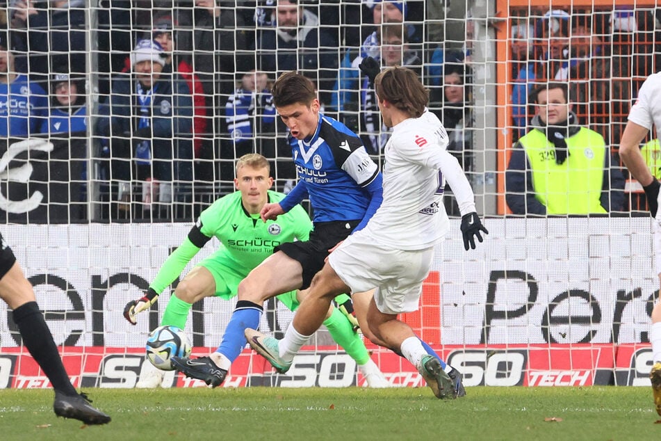 Tor für den FC Erzgebirge Aue! Tim Danhof (l.) trifft zum 0:1.