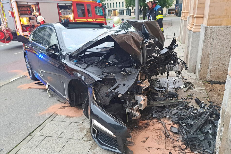 Der 7er BMW wurde bei dem Unfall stark beschädigt. Die Feuerwehr sprach von einem Totalschaden.