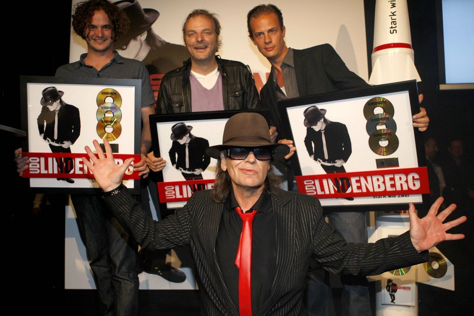 Sänger Udo Lindenberg (75, vorne) posiert mit Andreas Herbig (†55, hinten Mitte) für sein mehrfach ausgezeichnetes Album "Stark wie Zwei".