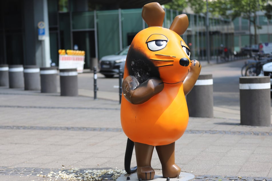 Ende Juli hatten Unbekannte die Maus-Figur vor dem WDR-Hauptsitz in Köln angezündet und schwer beschädigt.