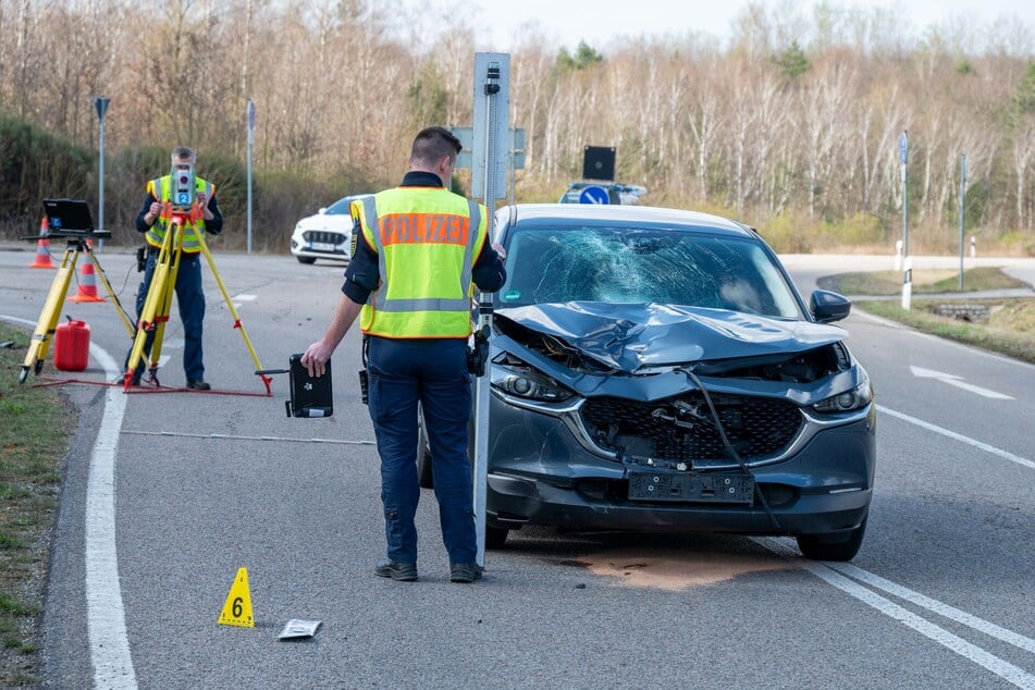 Dieser Mazda hatte den Fahrradfahrer erfasst.