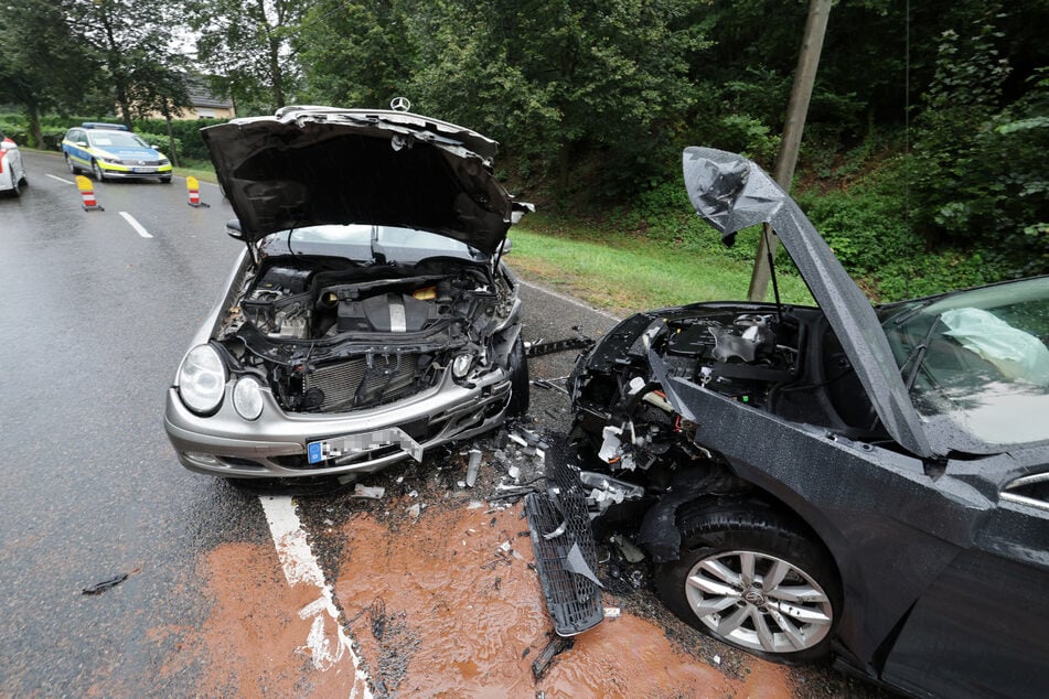 Zwei Verletzte nach Frontal-Crash wegen Aquaplaning