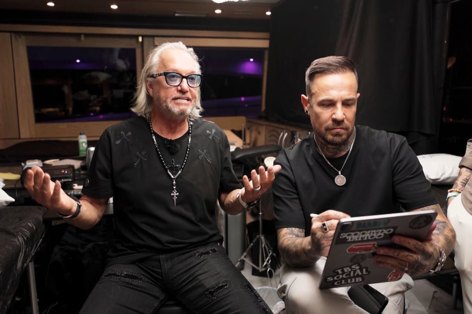 Robert Geiss (62) denkt ernsthaft über eine Unterarm-Tätowierung nach und liebäugelt mit einem Totenkopf.