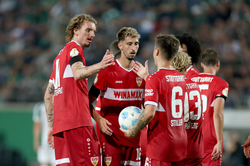 Nick Woltemade (l.) und Atakan Karazor (2.v.l.) erzielten nach dem Seitenwechsel die Tore vier und fünf für den VfB.