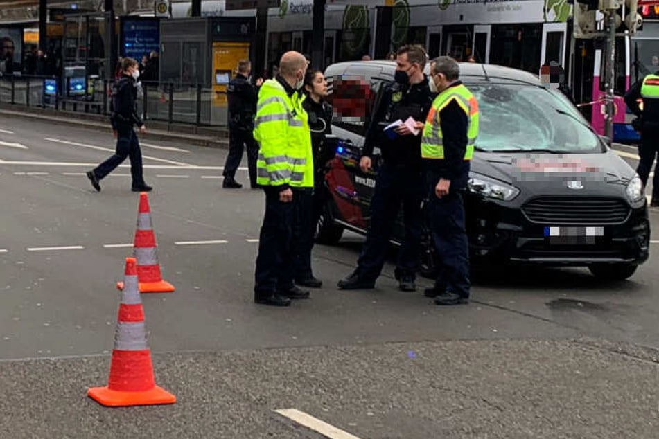 Mann vor Leipziger Hauptbahnhof von Auto erfasst!