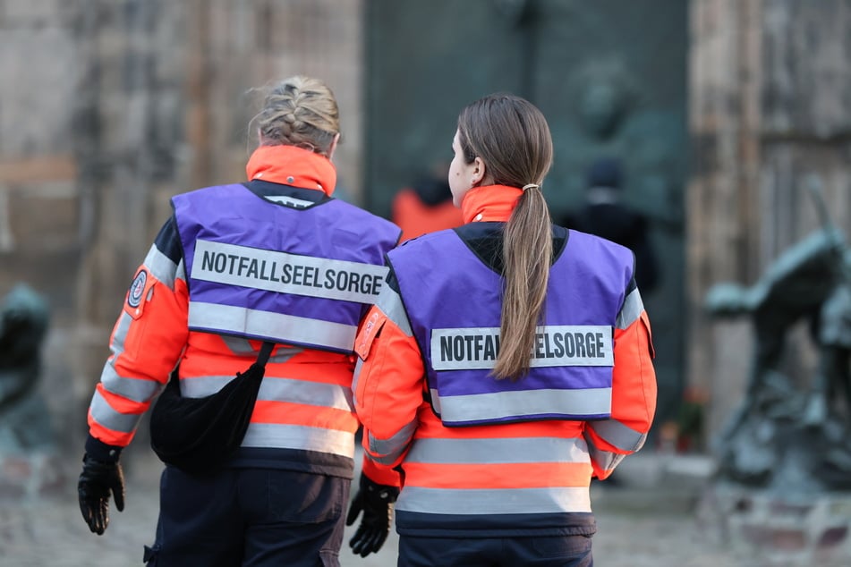 Notfallseelsorger kümmerten sich nach dem schweren Unfall in Velbert um Zeugen und Angehörige. (Symbolbild)