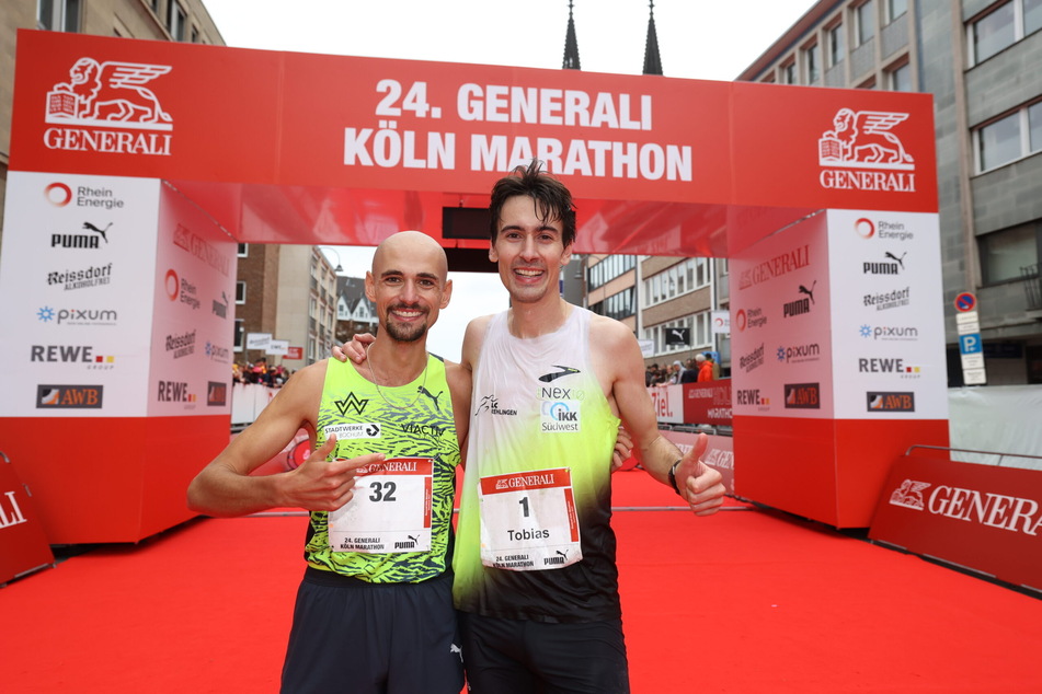 Läufer Tobias Blum (r.) lief kurz vor dem amtierenden Deutschen Marathonmeister Hendrik Pfeiffer ins Ziel.