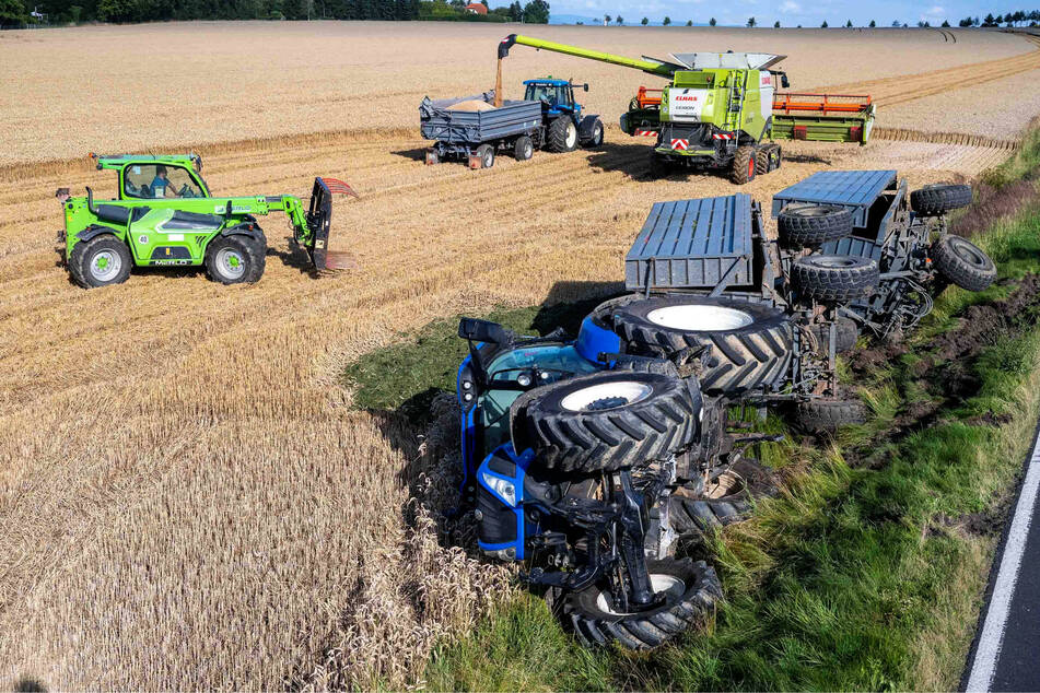 Für den Traktor-Fahrer (52) endete der Unfall mit leichten Verletzungen im Straßengraben.